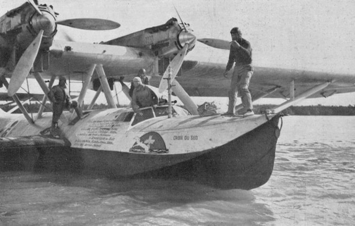 L'aviateur Jean Mermoz sur La Croix du Sud, son l'hydravion quadrimoteur