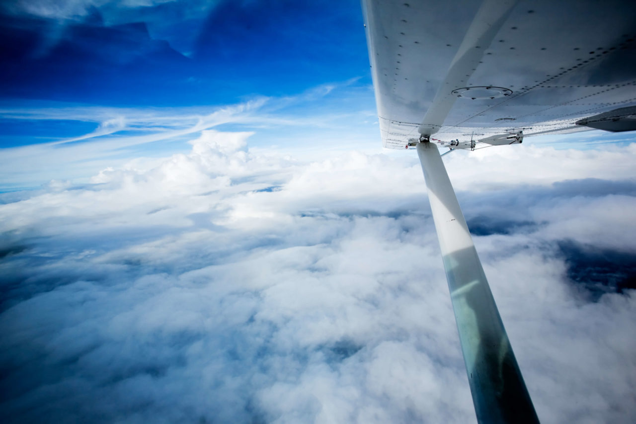 Foto von einem Flug über einen blauen Himmel mit Wolken