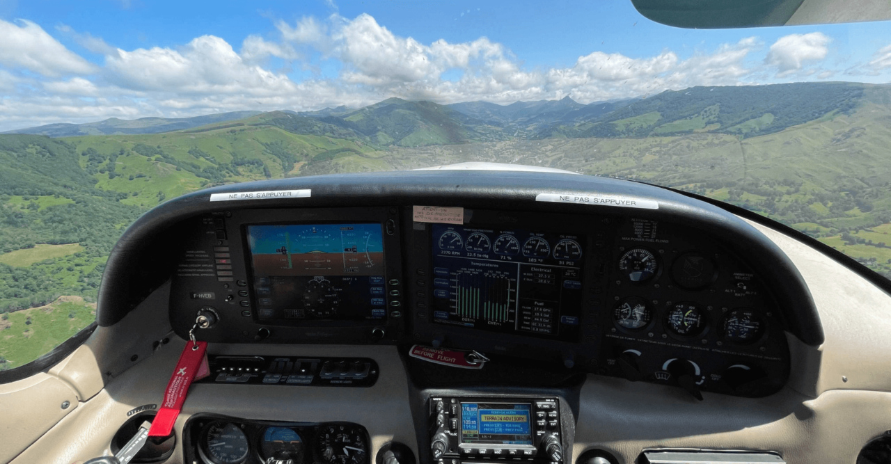 Blick aus dem Cockpit und bergige Landschaft