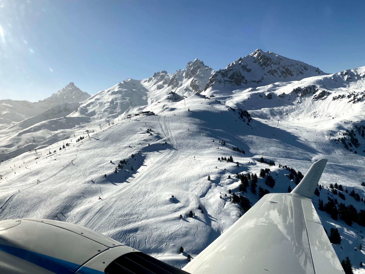 Foto von einem Flug über schneebedeckte Bergspitzen